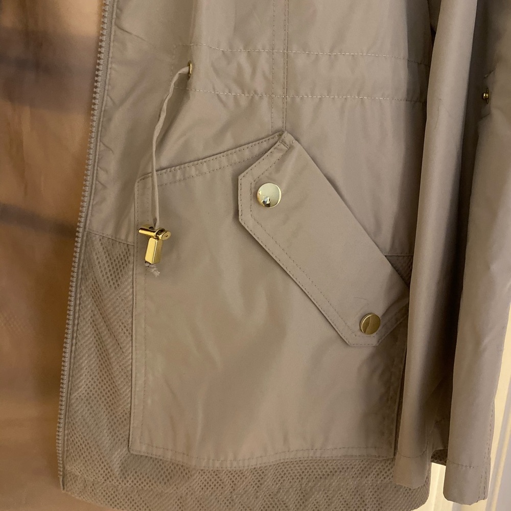 Tan colored windbreaker/rain coat - Picture 4 of 5